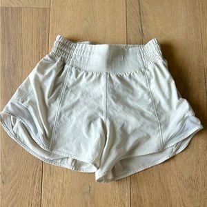 Women's Lululemon Hotty Hot 4 inch shorts - White size 0